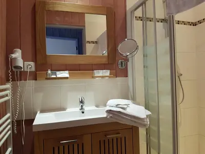 Salle de bains dans l'établissement Logis Hôtel Relais Des Caillères