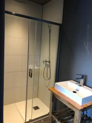 Salle de bains dans l'établissement Cabane du Circuit