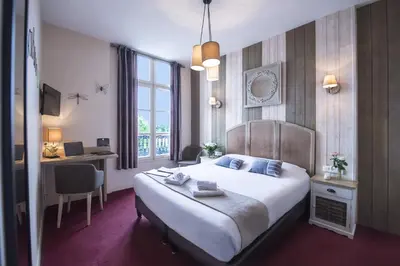 Un ou plusieurs lits dans un hébergement de l'établissement Logis Hôtel Restaurant Cristal