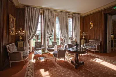 Coin salon dans l'établissement Chateau De Rochecotte