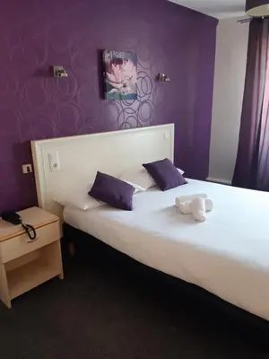 Un ou plusieurs lits dans un hébergement de l'établissement Logis Hostellerie Du Cheval Blanc