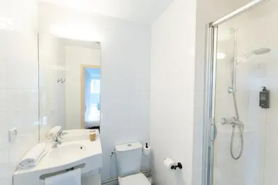 Salle de bains dans l'établissement ibis budget Le Mans Centre