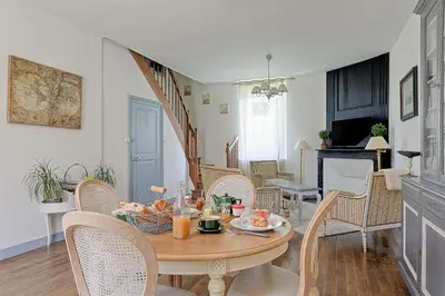 Coin salon dans l'établissement Manoir, vignes et chevaux au cœur des châteaux
