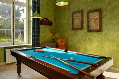 Billard dans l'établissement Hôtel & Spa du Domaine des Thômeaux, The Originals Relais