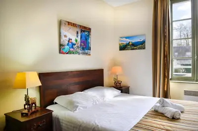 Un ou plusieurs lits dans un hébergement de l'établissement Hôtel & Spa du Domaine des Thômeaux, The Originals Relais