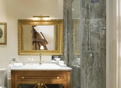 Salle de bains dans l'établissement Hôtel Laroche Ploquin