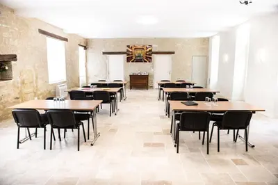 Restaurant ou autre lieu de restauration dans l'établissement Hôtel Laroche Ploquin