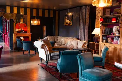 Coin salon dans l'établissement Hôtel Le Mercator