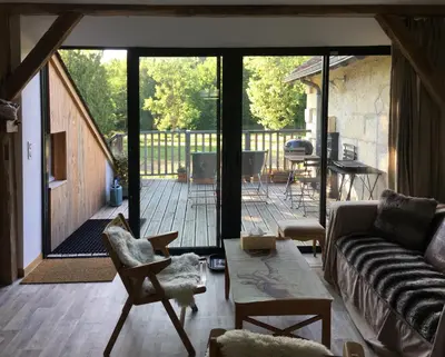 Coin salon dans l'établissement studio avec terrasse Abbaye d'Aiguevive