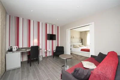 Télévision ou salle de divertissement dans l'établissement Logis Auberge Bienvenue