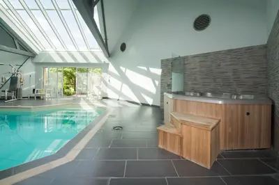 Piscine de l'établissement Logis Auberge Bienvenue ou située à proximité
