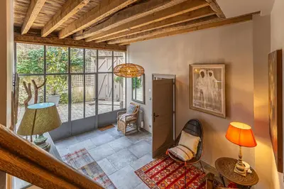 Coin salon dans l'établissement Maison Joséphine avec garage privé