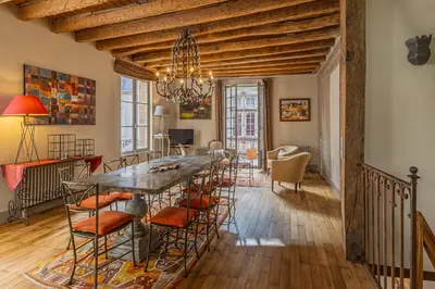 Coin salon dans l'établissement Maison Joséphine avec garage privé