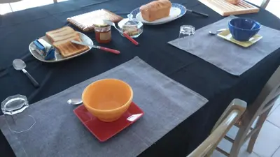 Options de petit-déjeuner proposées aux clients de l'établissement Maison ecologique en paille