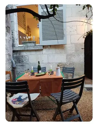 Boissons dans l'établissement Séjour de charme au cœur de Tours avec extérieur