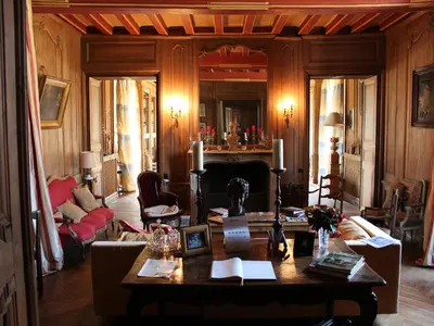Coin salon dans l'établissement Château De Chambiers