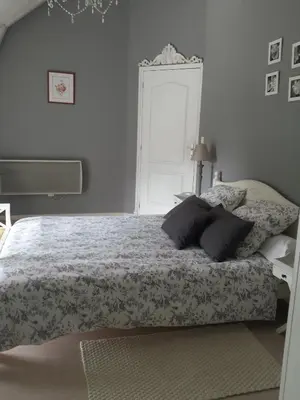 Un ou plusieurs lits dans un hébergement de l'établissement chambres des rosiers
