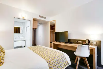 Un ou plusieurs lits dans un hébergement de l'établissement Brit Hotel Confort Loches