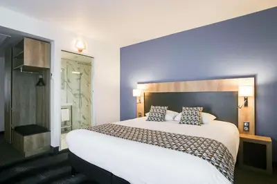 Un ou plusieurs lits dans un hébergement de l'établissement Brit Hotel Confort Loches