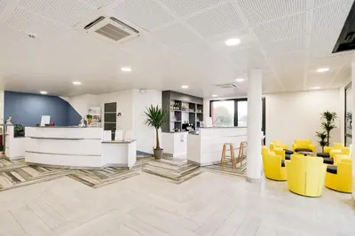 Télévision ou salle de divertissement dans l'établissement Brit Hotel Confort Loches