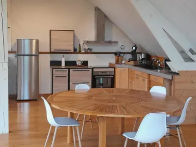 Cuisine ou kitchenette dans l'établissement Le Loft Moderne et Chaleureux avec Vue Verdoyante