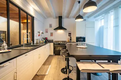 Cuisine ou kitchenette dans l'établissement Gîte Jeanne D'Arc
