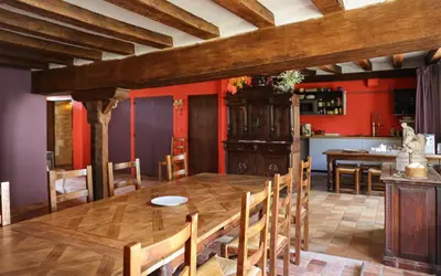 Coin salon dans l'établissement Chateau-monastère de La Corroirie
