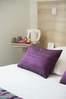 Un ou plusieurs lits dans un hébergement de l'établissement Logis Hôtel Auberge de la Rose