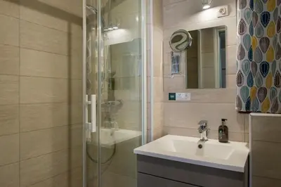 Salle de bains dans l'établissement Logis Auberge Le Colombien - Hôtel et Restaurant