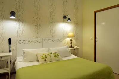Un ou plusieurs lits dans un hébergement de l'établissement Logis Auberge Le Colombien - Hôtel et Restaurant