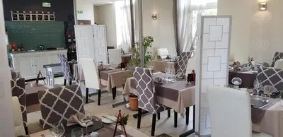 Coin salon dans l'établissement Logis Hotel Restaurant Le Vedaquais