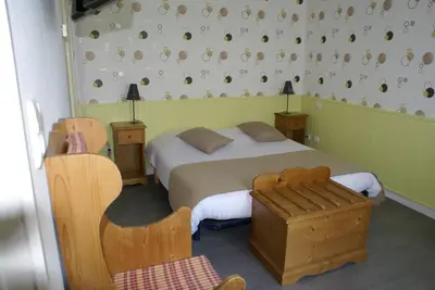 Un ou plusieurs lits dans un hébergement de l'établissement Logis Hotel Restaurant Le Vedaquais