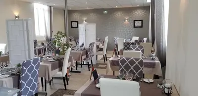 Coin salon dans l'établissement Logis Hotel Restaurant Le Vedaquais
