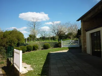Jardin de l'établissement Gite Maison de campagne 86120-22 couchages