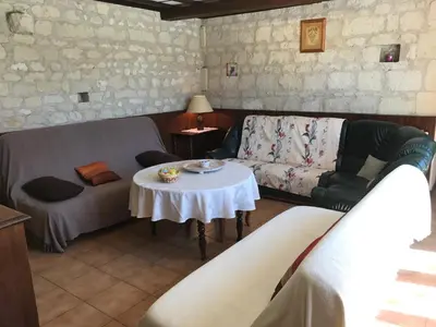 Coin salon dans l'établissement Gite Maison de campagne 86120-22 couchages