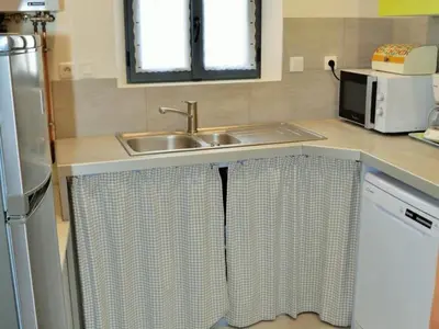 Cuisine ou kitchenette dans l'établissement Gîte atypique avec garage et cour privée en Touraine - FR-1-381-280
