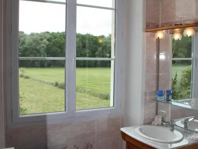 Salle de bains dans l'établissement Séjour Authentique au Cœur des Vignes de Chinon - FR-1-381-445