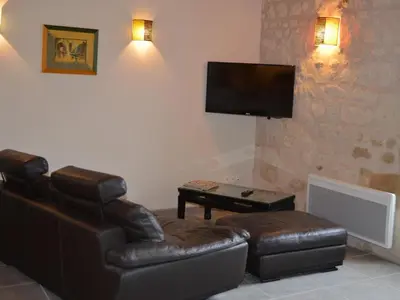 Télévision ou salle de divertissement dans l'établissement Gîte confortable à Huismes, proche de Chinon avec cour fermée - FR-1-381-370