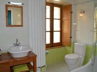 Salle de bains dans l'établissement Charmante maison avec jardin privé, cheminée et WIFI - FR-1-381-67