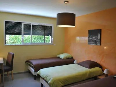 Un ou plusieurs lits dans un hébergement de l'établissement Grande maison moderne avec piscine à Tours, proche du centre-ville et de la Loire à Vélo - FR-1-381-231