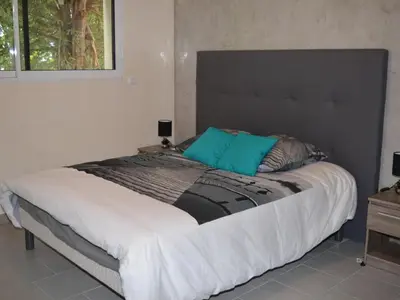 Un ou plusieurs lits dans un hébergement de l'établissement Grande maison moderne avec piscine à Tours, proche du centre-ville et de la Loire à Vélo - FR-1-381-231