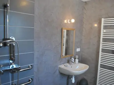 Salle de bains dans l'établissement Grande maison moderne avec piscine à Tours, proche du centre-ville et de la Loire à Vélo - FR-1-381-231