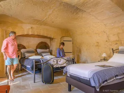 Un ou plusieurs lits dans un hébergement de l'établissement Maison troglodyte de charme avec salle de jeux et spa à Vouvray - FR-1-381-87