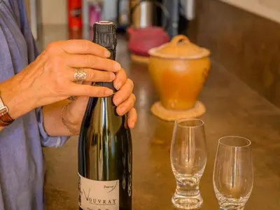 Boissons dans l'établissement Maison troglodyte de charme avec salle de jeux et spa à Vouvray - FR-1-381-87