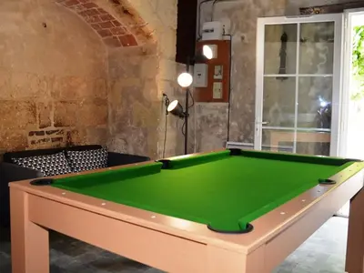 Billard dans l'établissement Maison troglodyte de charme avec salle de jeux et spa à Vouvray - FR-1-381-87
