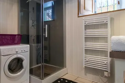 Salle de bains dans l'établissement Maison spacieuse à Assay avec jardin et cheminée
