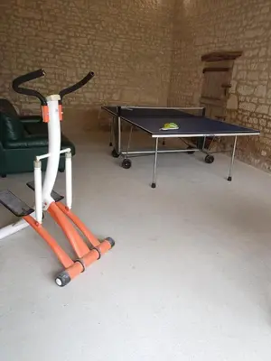 Tennis de table au sein de l'établissement Maison spacieuse à Assay avec jardin et cheminée ou à proximité