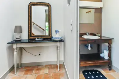 Salle de bains dans l'établissement Maison spacieuse à Assay avec jardin et cheminée