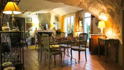 Coin salon dans l'établissement La cave de l'éperon troglodyte
