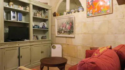 Coin salon dans l'établissement La cave de l'éperon troglodyte